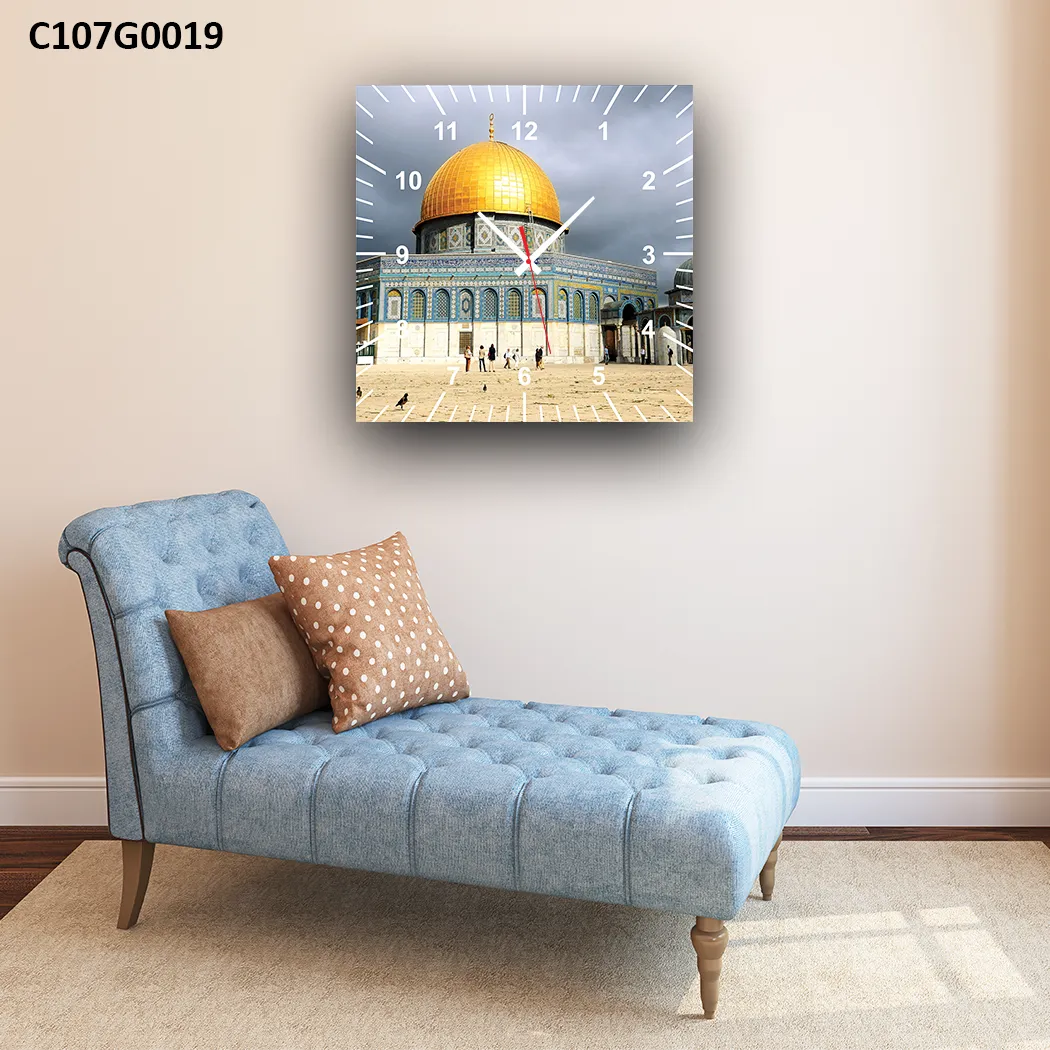 ساعة حائط قبة الصخرة – مشهد مهيب تحت السماء الغائمة